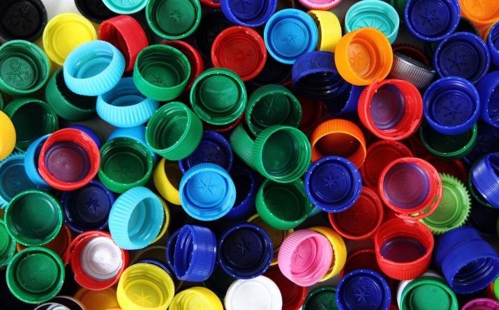 Поделки из пробок от пластиковых бутылок: яркий и оригинальный декор Панно из пластиковых крышек своими руками